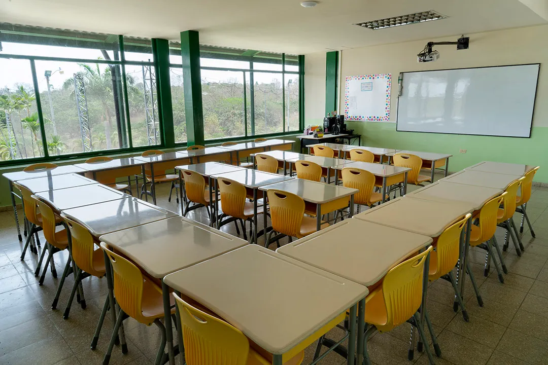 aula sillas amarillas_5_11zon